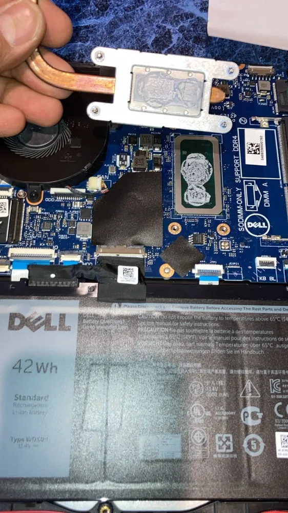 Batería y componentes internos de laptop durante reparación