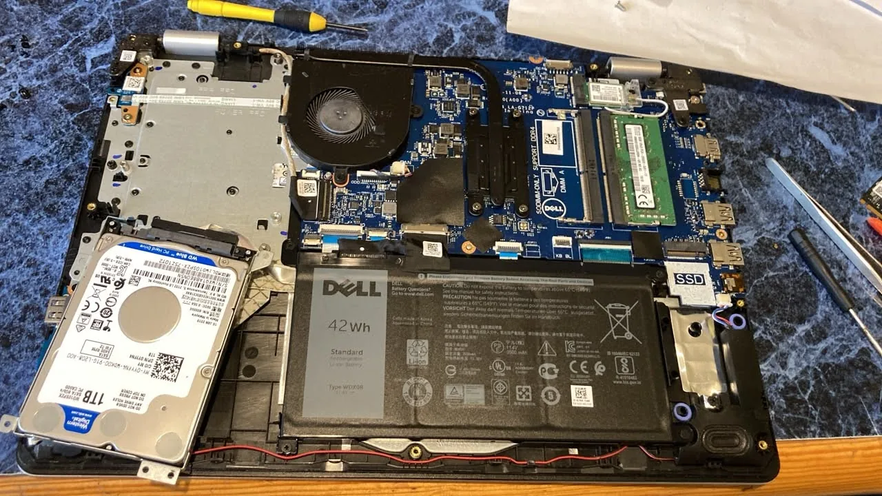 Laptop Dell abierta durante reparación en Dr. Laptop