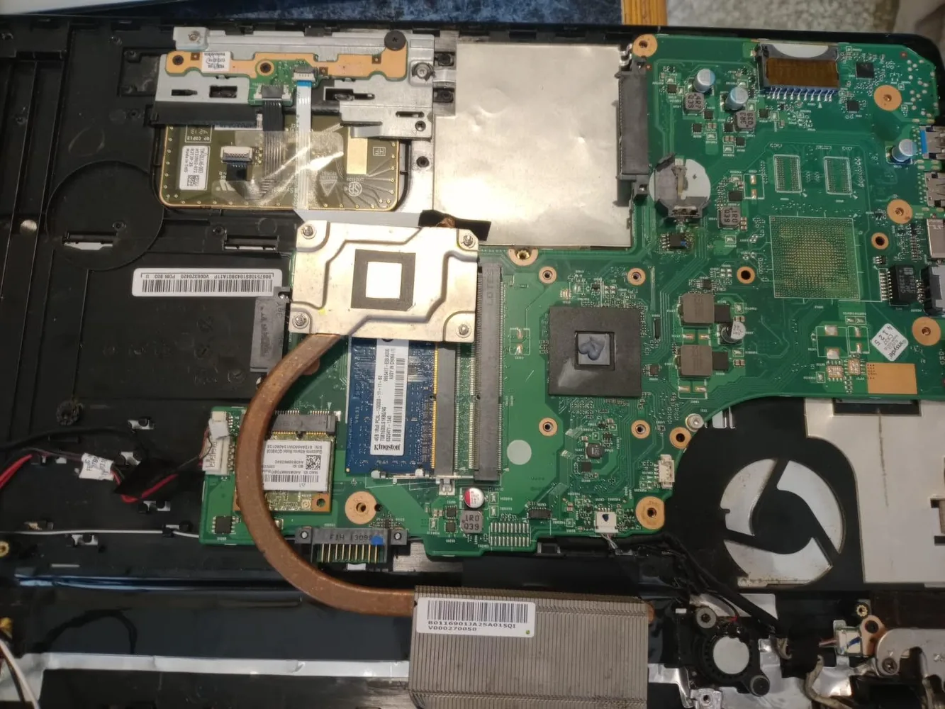 Placa base de laptop durante diagnóstico técnico