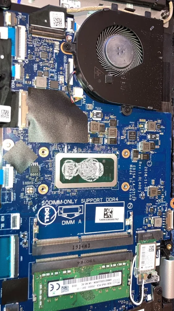 Tarjeta madre de laptop durante una reparación